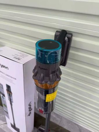 Aspirator vertical pentru aspirare uscată și spălare umedă Dyson V15 detect Submarine™