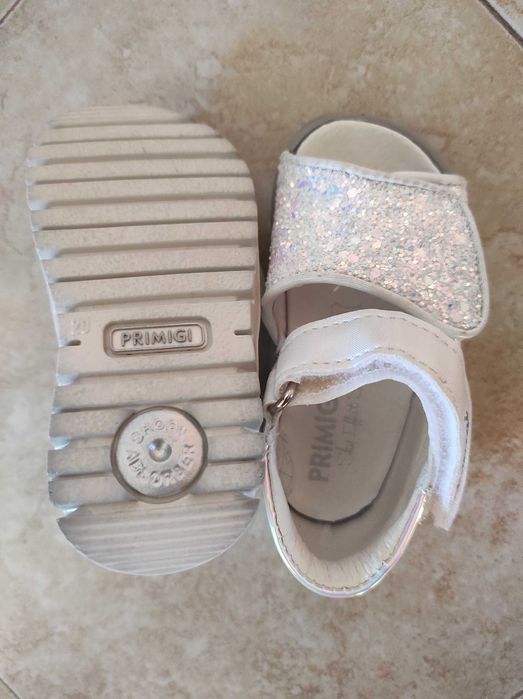 Елегантни детски сандали Primigi, размер 20