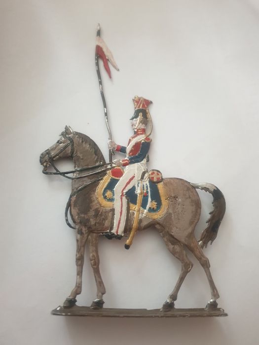 Оловна фигурка на хусар на кон.