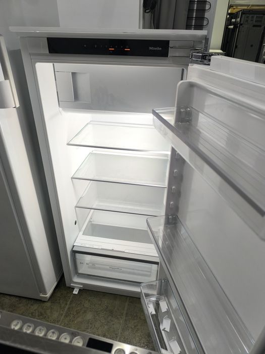 Хладилник с вътрешна камера за вграждане Miele K 7318 D - 187литра.