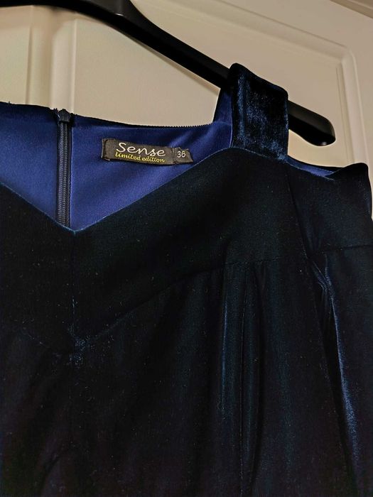 Rochie din catifea bleumarin cu umerii goi eleganta și rafinată mărime 36
