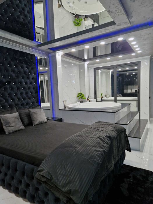 Regim hotelier cu Jacuzzi in camera si oglinda deasupra patului