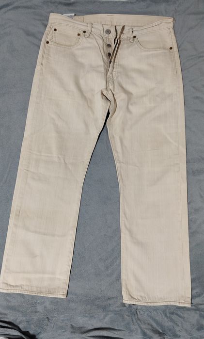 Фирменные дженсы Levi's.