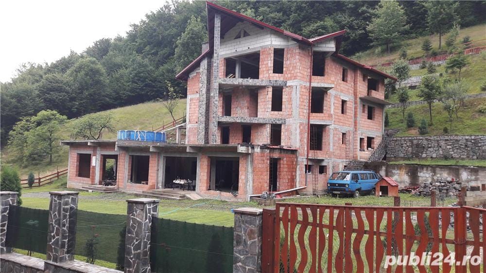 Vand pensiune-motel P + 3 ,1200 mp.Baia Mare cartier Firiza 249000 E.Tel 0745108958