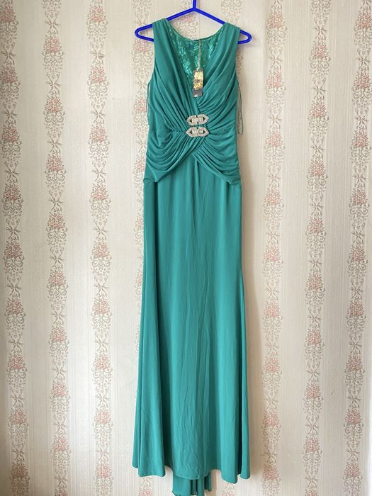 Платья вечерние