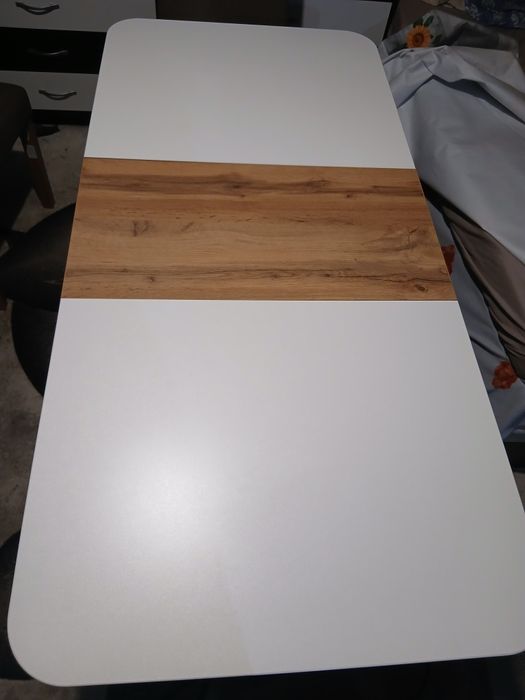 Чисто нова трапезна маса в отлично състояние