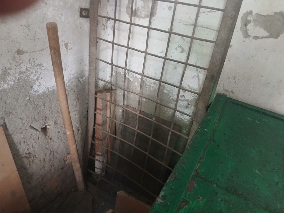 Темир решётка сотилади.