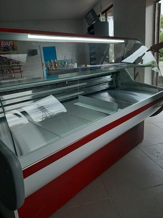 Холодидьные гастрономические витрины