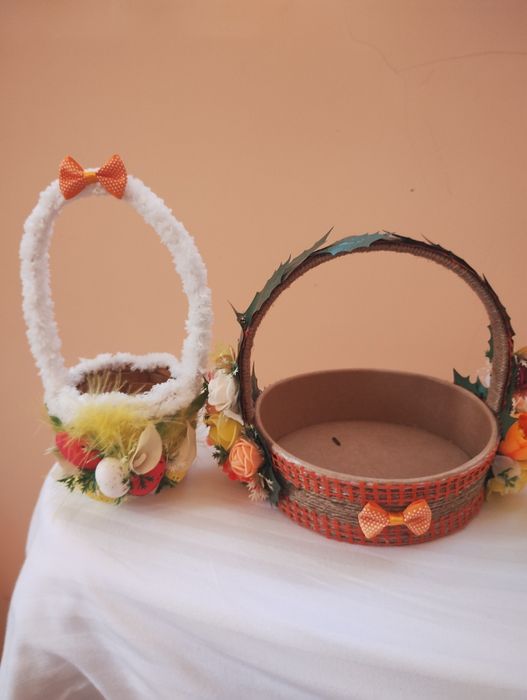 Свещници,картини и кошнички.