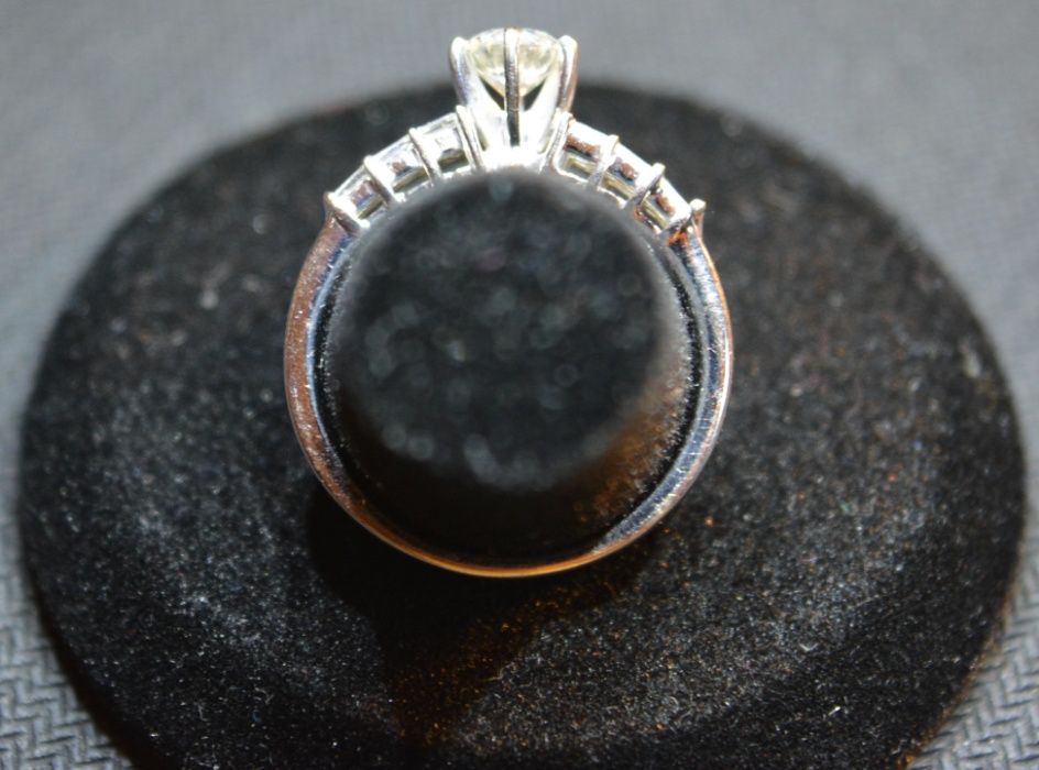 Superb inel de logodna cu briliante, aur alb 18k + 0,60 ct + 0,31 ct