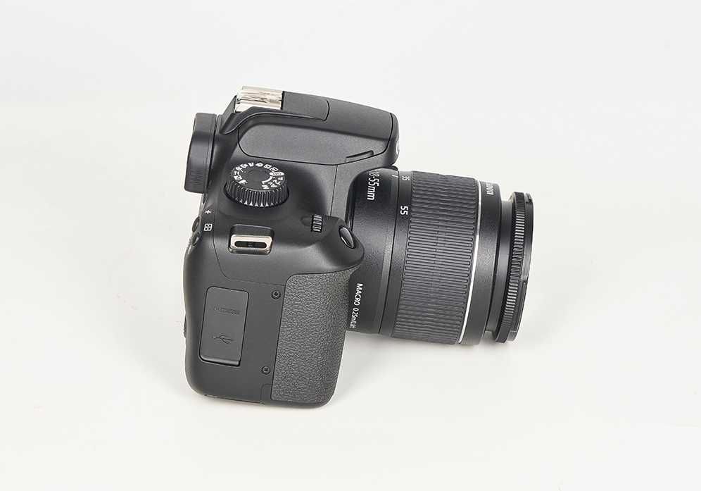 Aparat foto Canon EOS 4000D cu Obiectiv 18-55mm NEFOLOSIT