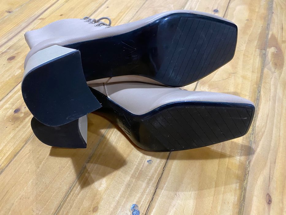 Нови боти от естествена кожа с връзки Zara