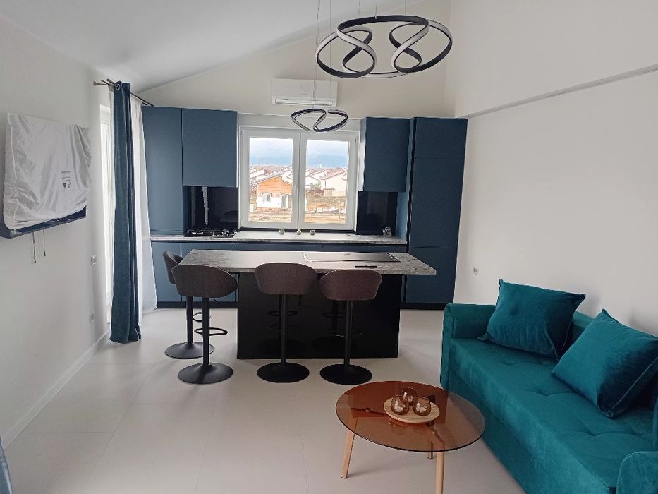 Închiriez apartament 3 camere(penthouse)