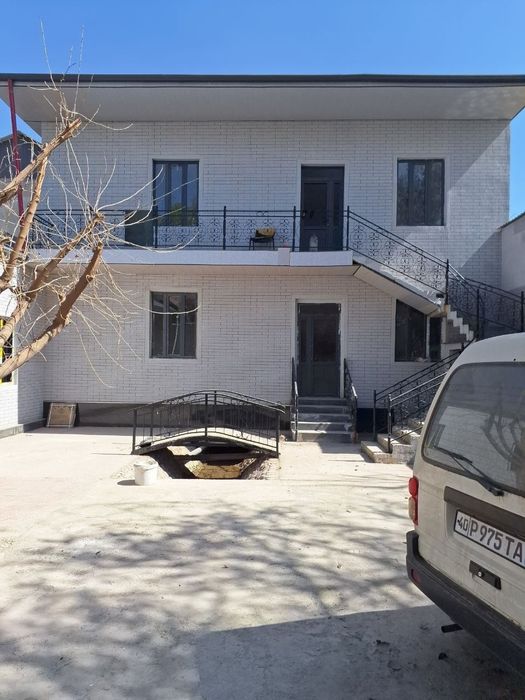 Hovli uy sotiladi