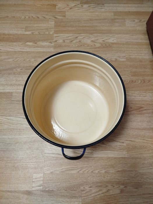 Эмалированная кастрюля