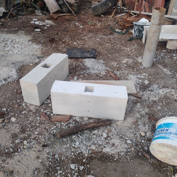 Vând Cruci din ciment alb