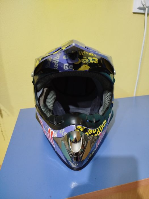 Каска на red bull размер M