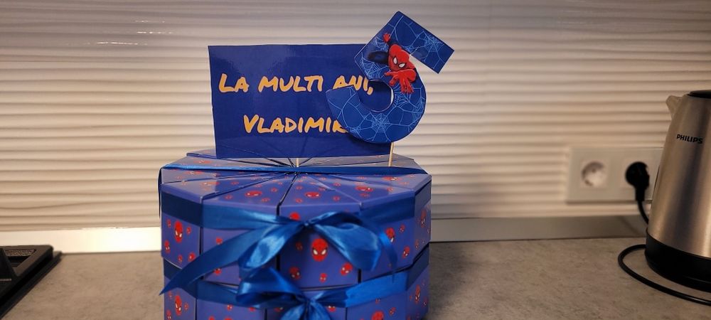 Tort din dulciuri în cutie
