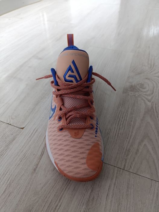 Vând Adidas Nike