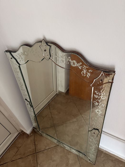 Oglinda “ venetiana “