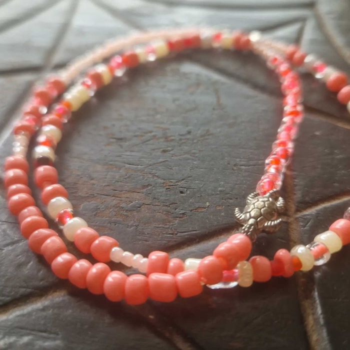 Гривни, гривни за глезен, колиета от мъниста