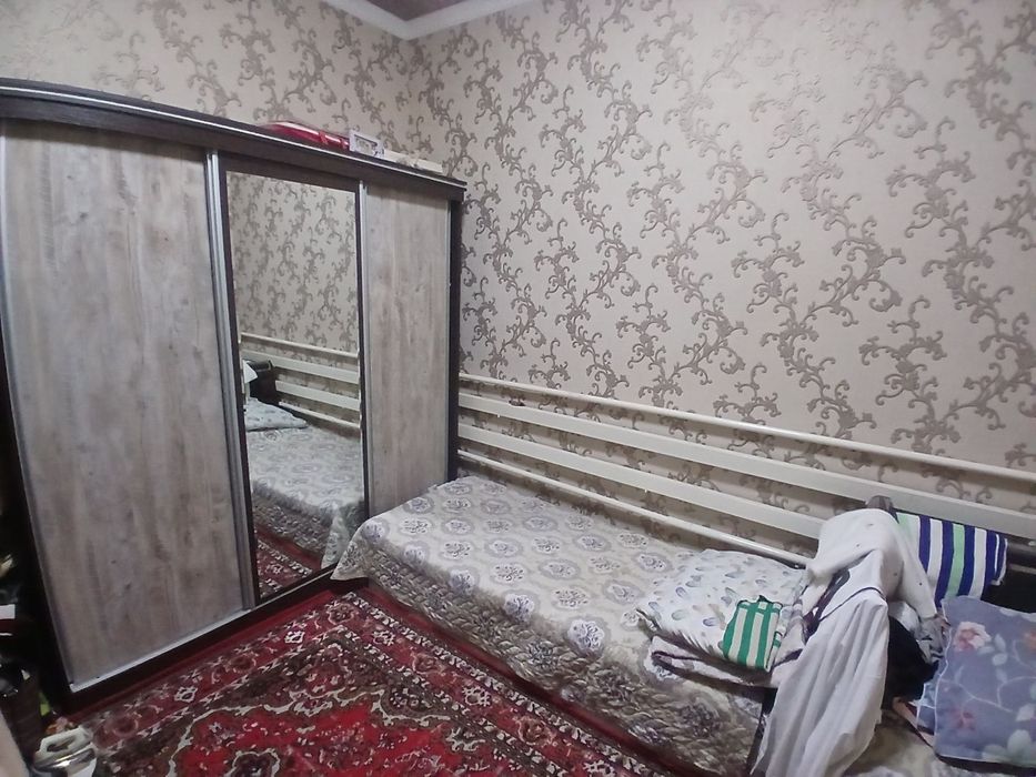 Uyda svet gaz bor pishigʻ gʻisht plitadan qurilgan