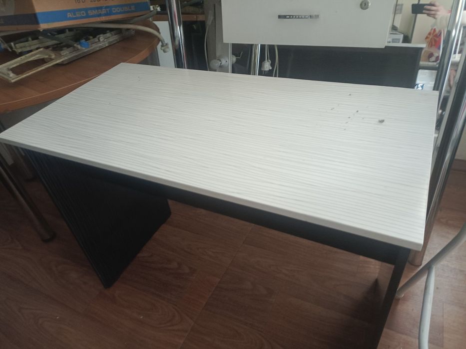 Маникюрный стол  в хорошем состоянии