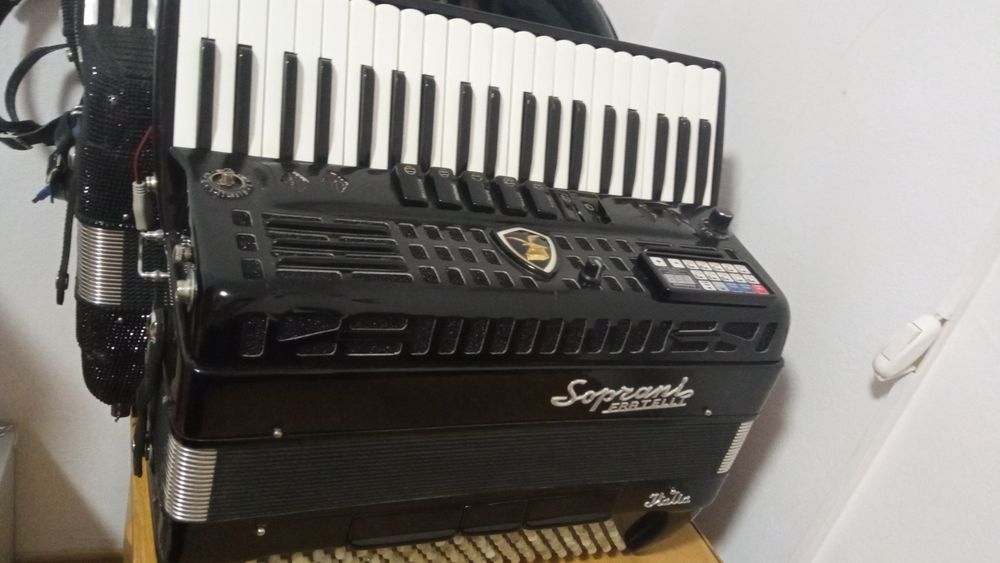 Acordeon Italian usor cu midii si wirles  6 kg