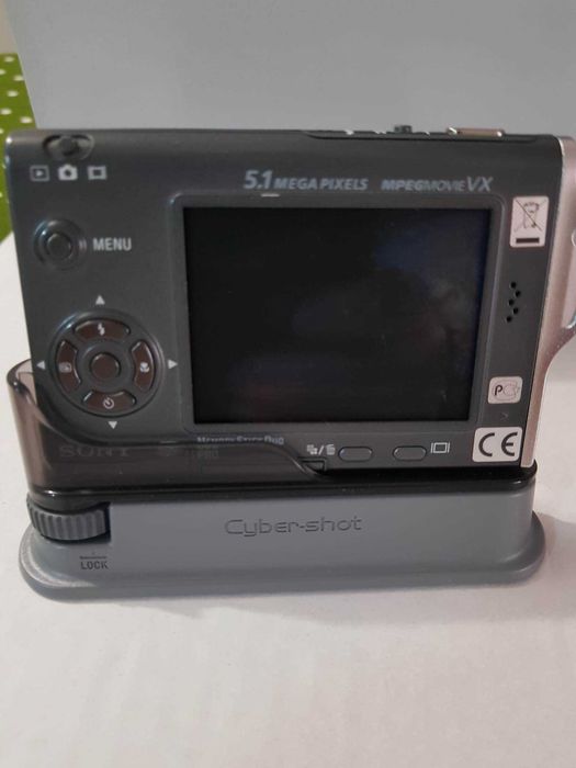Цифров фотоапарат Sony Cybershot DSCT7 5.1MP с 3x оптично увеличение
