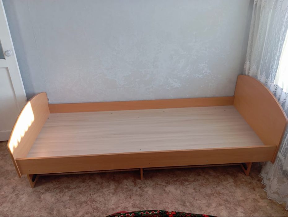 Кровать с полкой