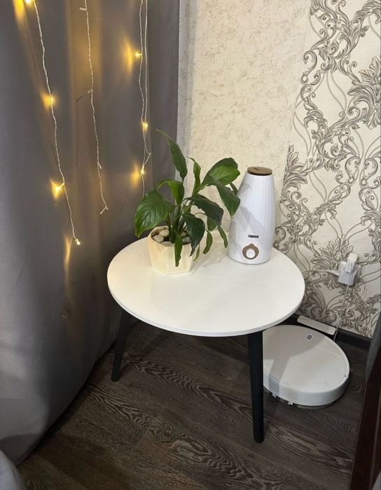 Маленький круглый стол