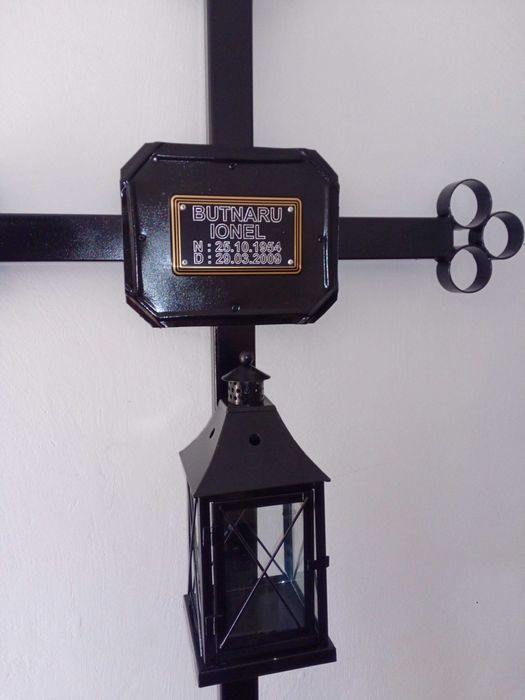 Cruce din metal fier Model 2 (mormant ) cu felinar.Transport GRATUIT