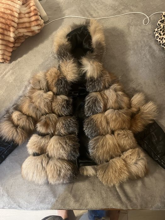 Blana naturala din vulpe aurie  cu maneci si gluca de piele detasabile