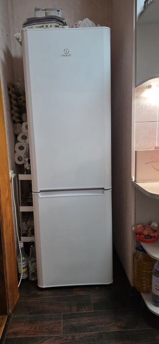 Продам холодильник indesit