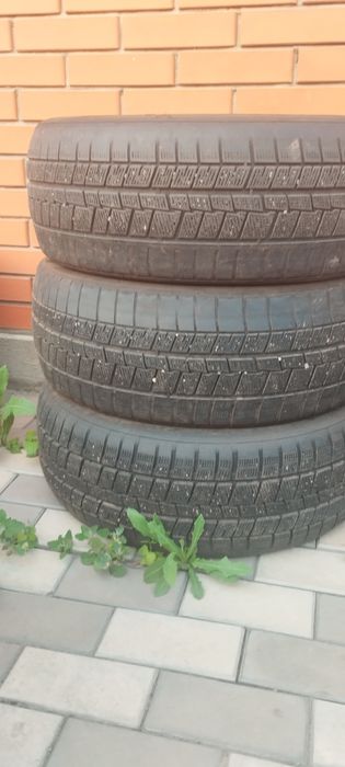 Продам три шины 215/55/17