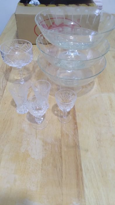 Тортница,салатницы,чайники