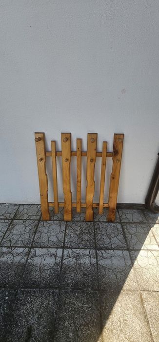 Продавам закачалки за антре,голямо огледало и кухненска маса от чам.