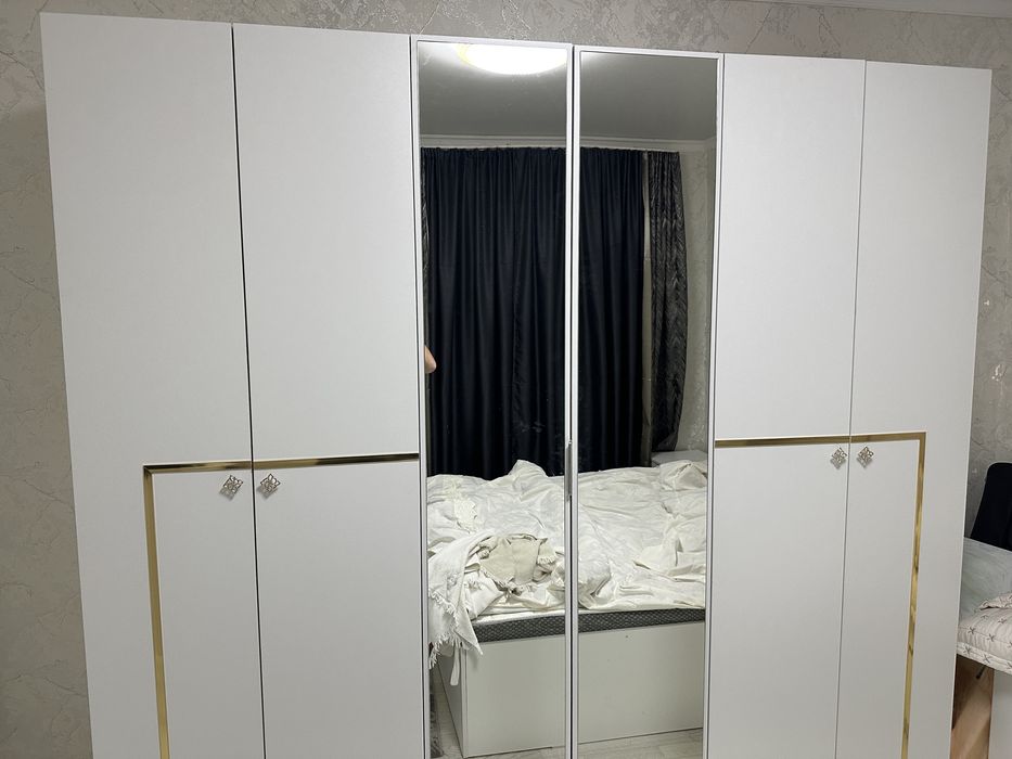 Продается шкаф с зеркалом, 2 тумбочки и туалетный столик с зеркалом!!!