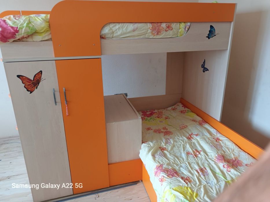 Детско двуетажно легло с гардероб