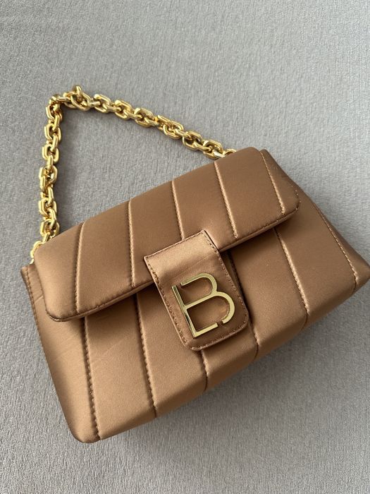 Кафява чантичка с лъскав финиш