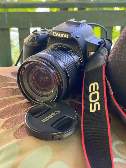 Продавам фотоапарат Canon EOS 250D с оригинален обектив Canon EF-S 18-55mm f/4-5.6 IS STM