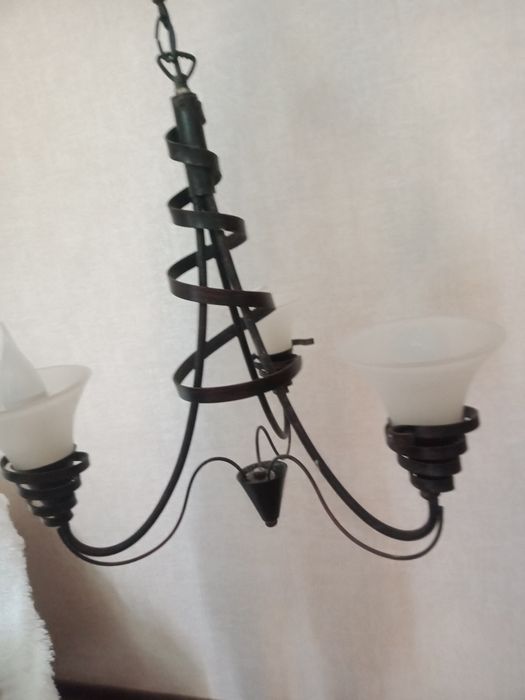 Продам люстру трехрожковую
