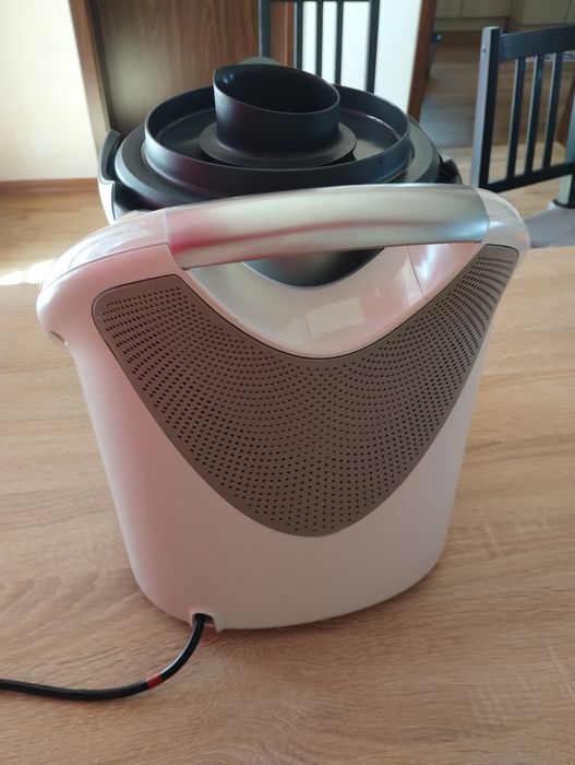 Thermomix cu două boluri și doi fluturi.