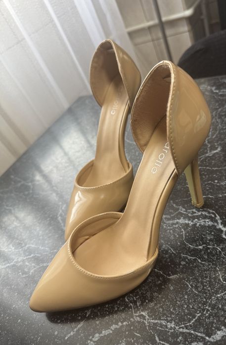 Pantofi stiletto bej d'Orsay cu varf ascutit si toc subtire