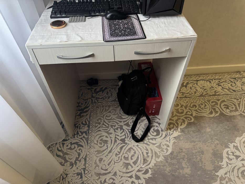 Продается стол письменный