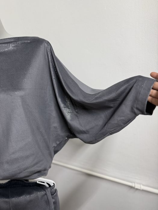 Compleu cu bluza si pantaloni evazati , catifea gri , nou , marimea XS