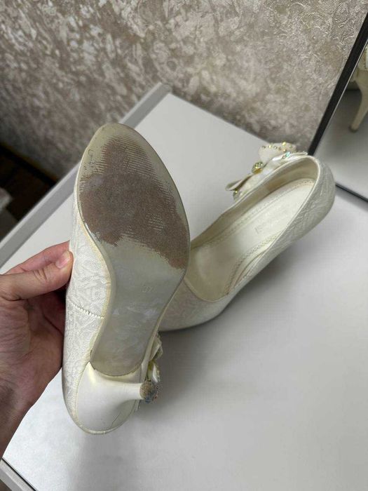 Продаются бело-кремовые туфли / Oq va krem ​​rangli poyabzal sotiladi
