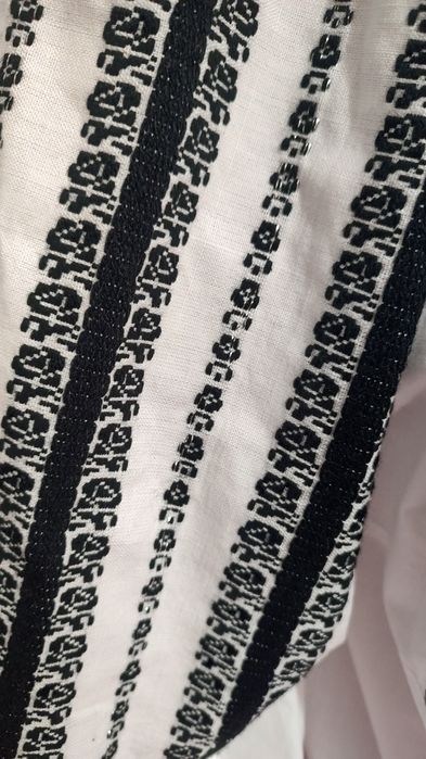 Ie tradițională cu motive florale țesute în razboi