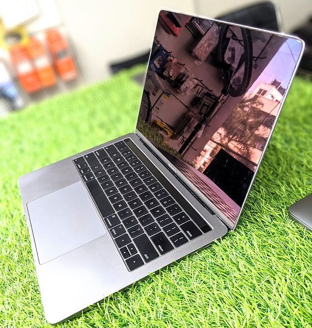 MacBook Pro A1706 (13-inch, 8GB RAM Core i5)