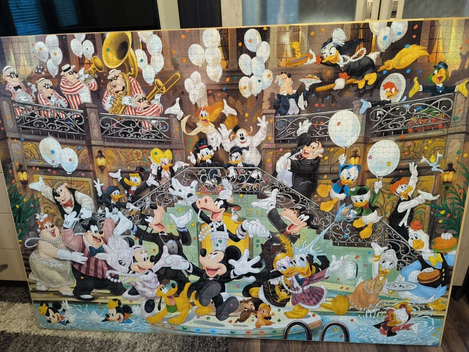 За колекционери нареден и залепен пъзел 6000 части 169 x 119 cm
